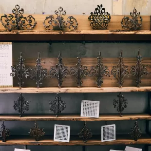 How to Compare Wholesale Prices for Iron Décor