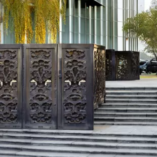 How to Use Iron Ornaments in Modern Architecture